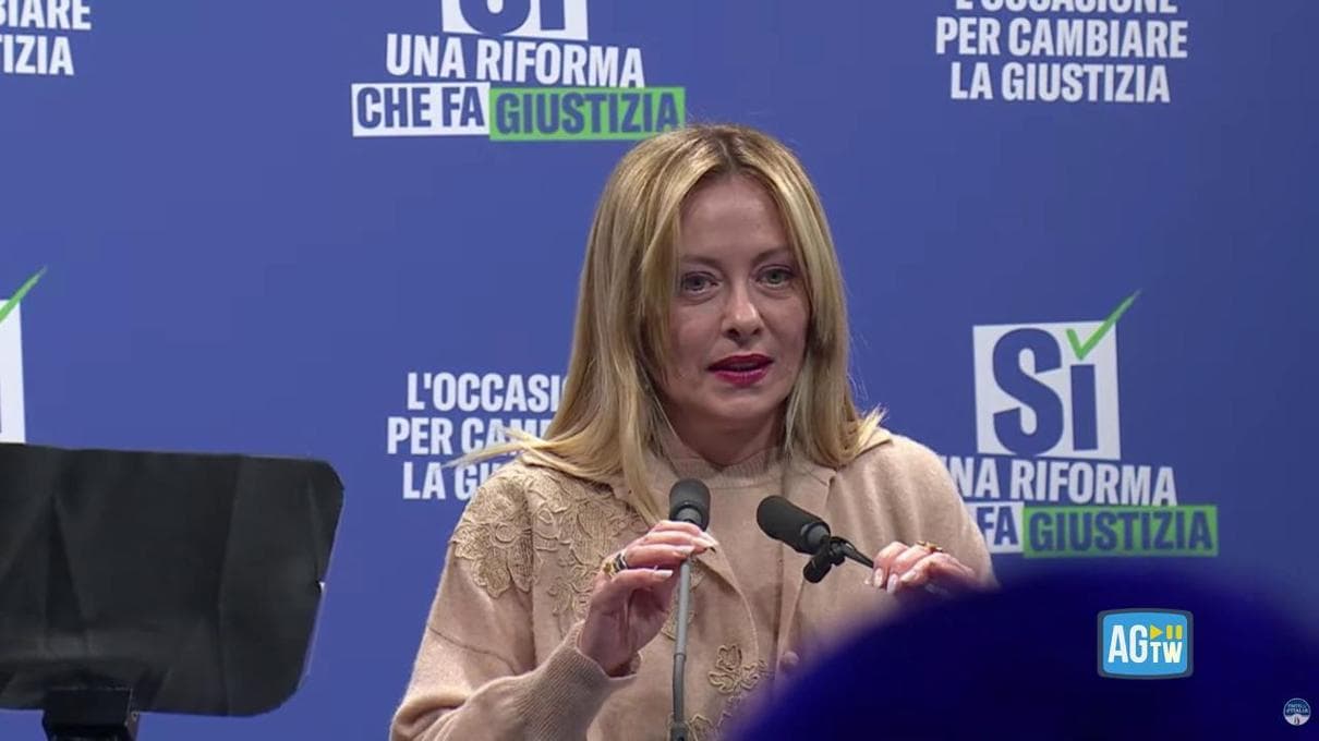 Meloni avvicinata sul palco da un individuo eluso dalla sicurezza: “Attendo le dimissioni di Mattarella” 2