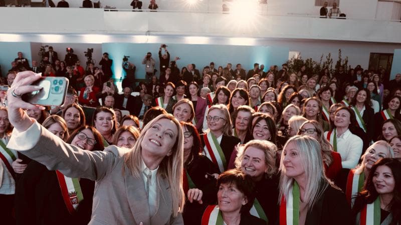 Meloni partecipa all'evento sul suffragio femminile e critica le quote rosa. 1