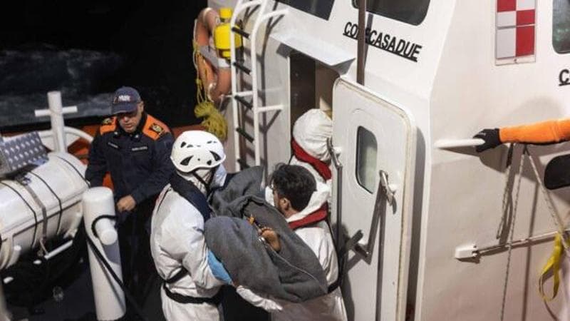 Migranti, Sea Watch annuncia uno stato di emergenza: “Situazione critica a bordo, chiediamo di sbarcare a Trapani” 2