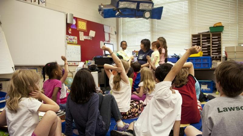 Nelle scuole italiane si registra un numero record di studenti stranieri: nel 2025 si prevede quasi un milione. 1