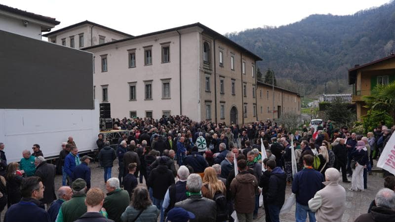 Oggi a Pontida si svolgono i funerali di Bossi, con una grande partecipazione di militanti che intonano slogan come "Padania libera" e "Roma ladrona". 3