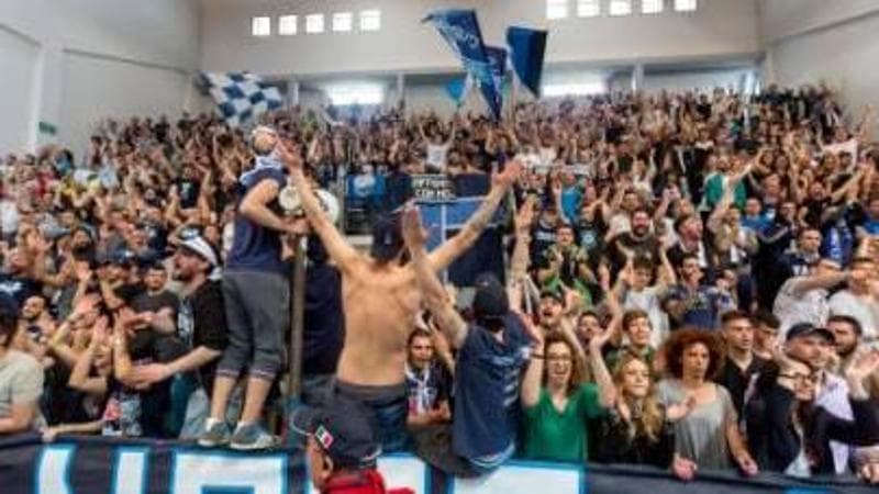 Operazione contro gli stranieri, atti di violenza e nostalgie fasciste: il manifesto dell'odio degli ultras di Roseto 1