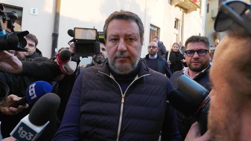 Pontida, l'addio a Bossi: “Funerali di massa”. Salvini in visita: “Sono commosso” 2