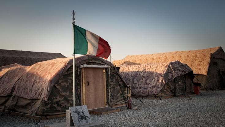 Quattro elicotteri partono da Erbil. L'ambasciata in Iraq avvia la smobilitazione. 2