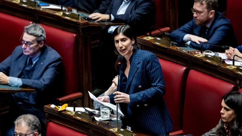 Schlein: “Adesso deponga la clava e non ci coinvolga nel fango”. Conte: “Basta con le sfilate superflue”. 1