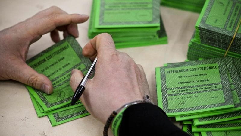 Seggi disponibili dalle 7. Questa volta non è necessario raggiungere il quorum, ma la partecipazione sarà cruciale. 2