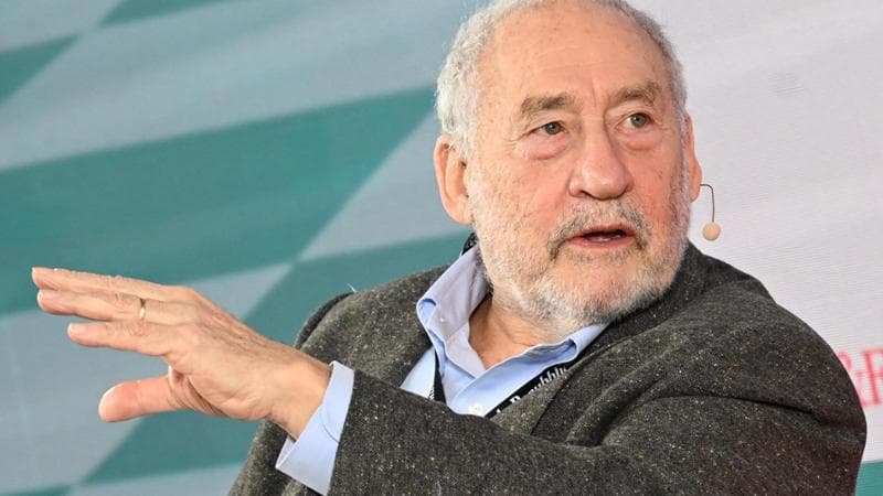 Stiglitz avverte: “Sarebbe catastrofico per l'economia se gli Houthi bloccassero anche il canale di Suez dopo Hormuz” 2