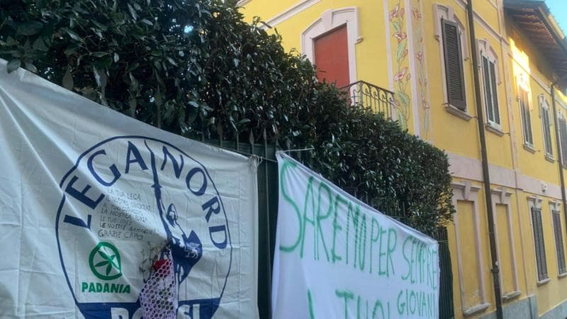 "Striscioni e tributi dei leader della Lega in corteo davanti alla residenza di Bossi" 3