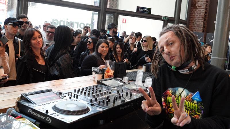 Techno e cappuccino: a Milano cresce l'entusiasmo per le feste mattutine. 1