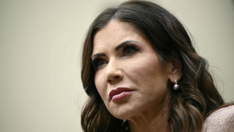 Trump destituisce la Segretaria alla Sicurezza interna Noem: il senatore Mullin la sostituisce. 1