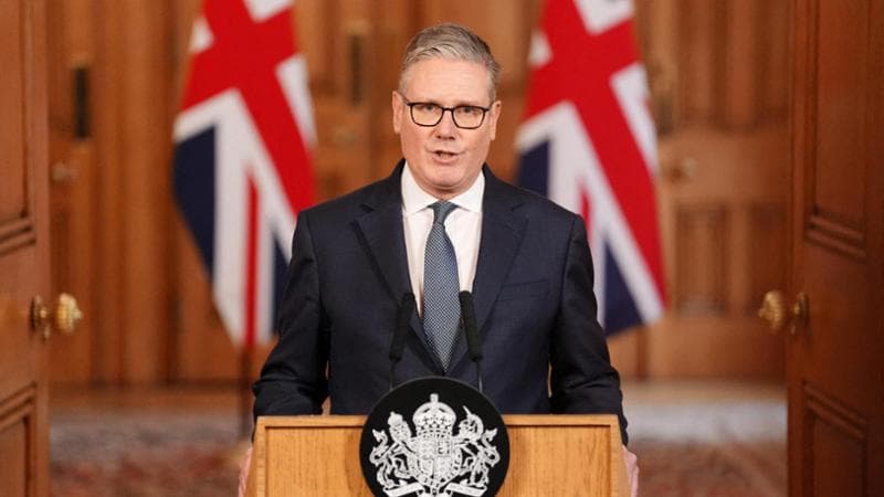 Trump insulta Starmer: “Non è Churchill”. Tuttavia, il premier si mantiene saldo, simile a Hugh Grant in “Love Actually”. 1