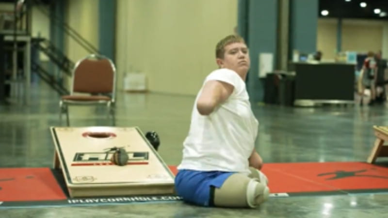 Un campione di "cornhole" privo di arti accusato di omicidio. 3