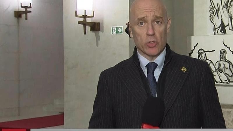 "Un giornalista indossa una croce celtica al Tg2, l'opposizione chiede chiarimenti alla Rai" 1