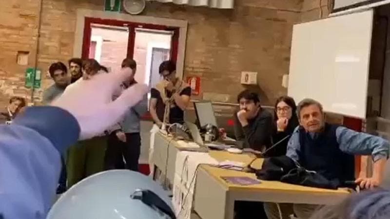 Venezia, Calenda criticato all'università per il gesto della P38. Gli organizzatori: atti intimidatori. 1