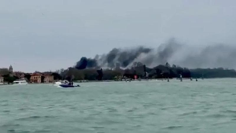 Venezia, rogo alla Biennale: nube di fumo scuro sopra la città 2