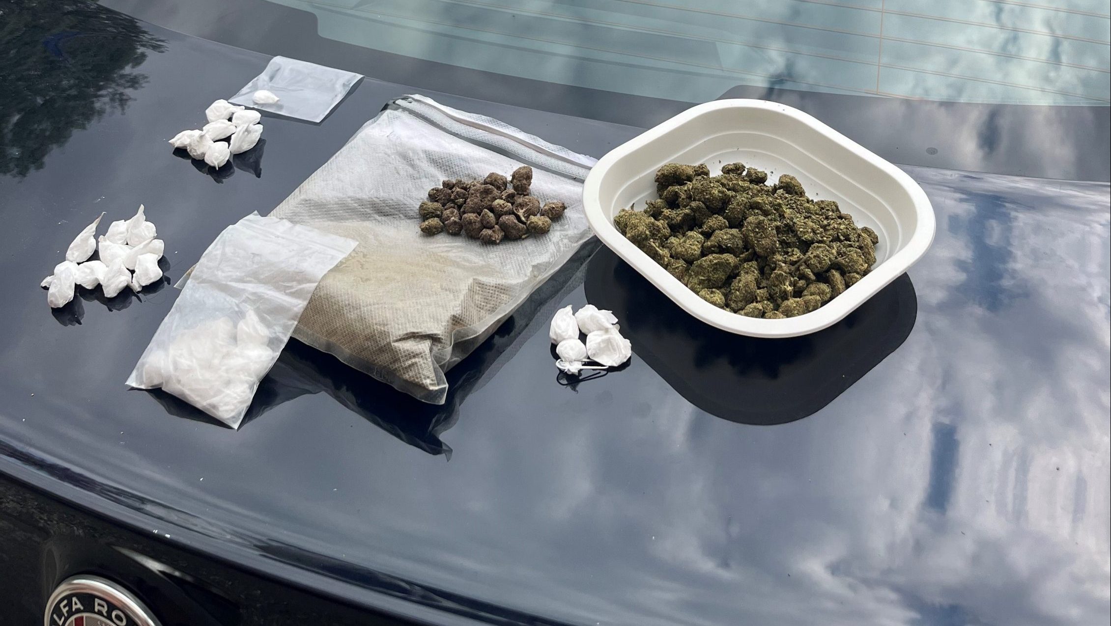 Abbassando i vetri, i carabinieri percepiscono l'odore di sostanze stupefacenti. Arrestato un giovane di 24 anni. 1