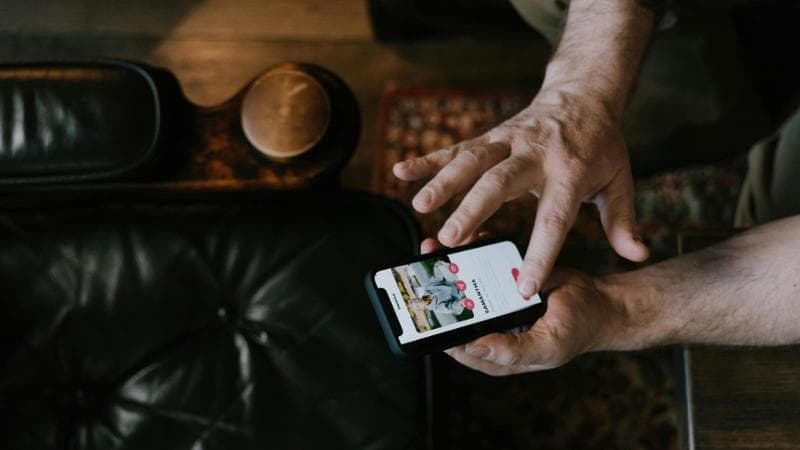 Accumula 65mila euro di debiti per amore, il magistrato li annulla: “Non è responsabile, si trovava in una situazione di vulnerabilità” 2