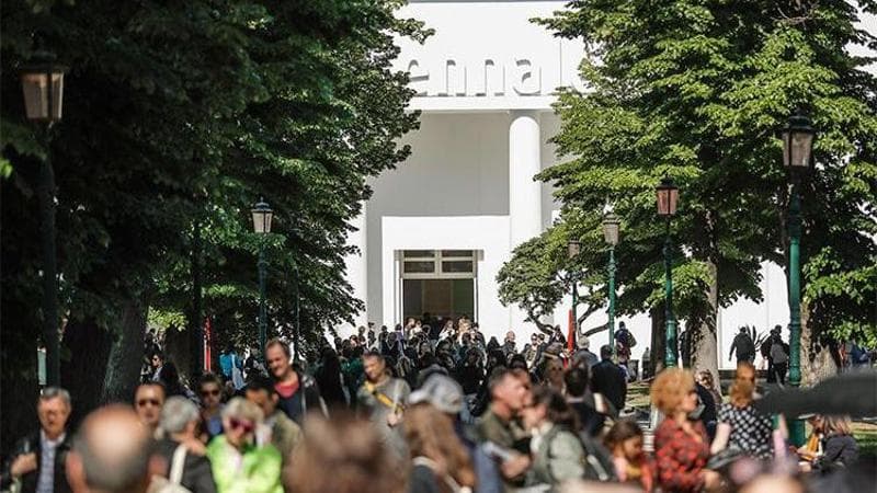 Alla Biennale di Venezia, la giuria incaricata di conferire i Leoni d’Oro è composta interamente da donne per la prima volta. 2