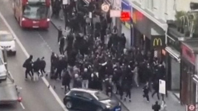 Aumento dei furti a Londra, ma la polizia adotta un atteggiamento permissivo. Un dipendente blocca un ladro e viene licenziato. 2