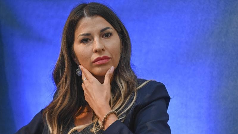 Claudia Conte ottiene il titolo di studio online. 2