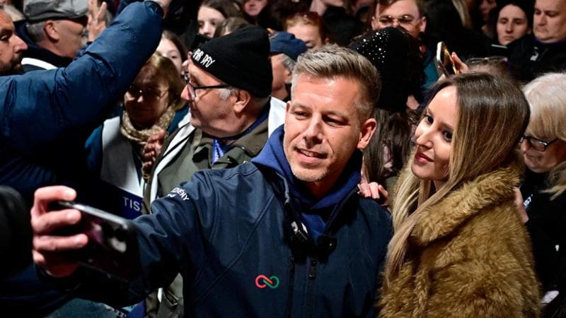 "Desidero una nazione orientata verso l'Europa". In Ungheria, Magyar punta alla vittoria nonostante le accuse dell'ex." 3