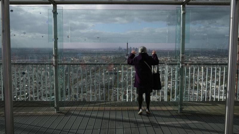 Dietro il vetro della vetrina 2