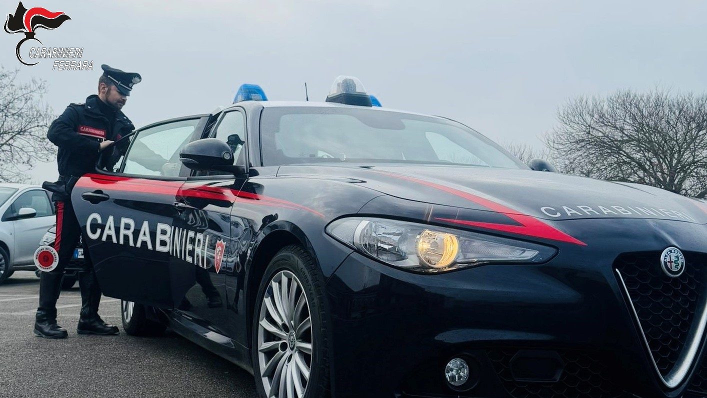 Due persone arrestate a Ferrara per traffico di sostanze stupefacenti: confiscati hashish e contante. 1