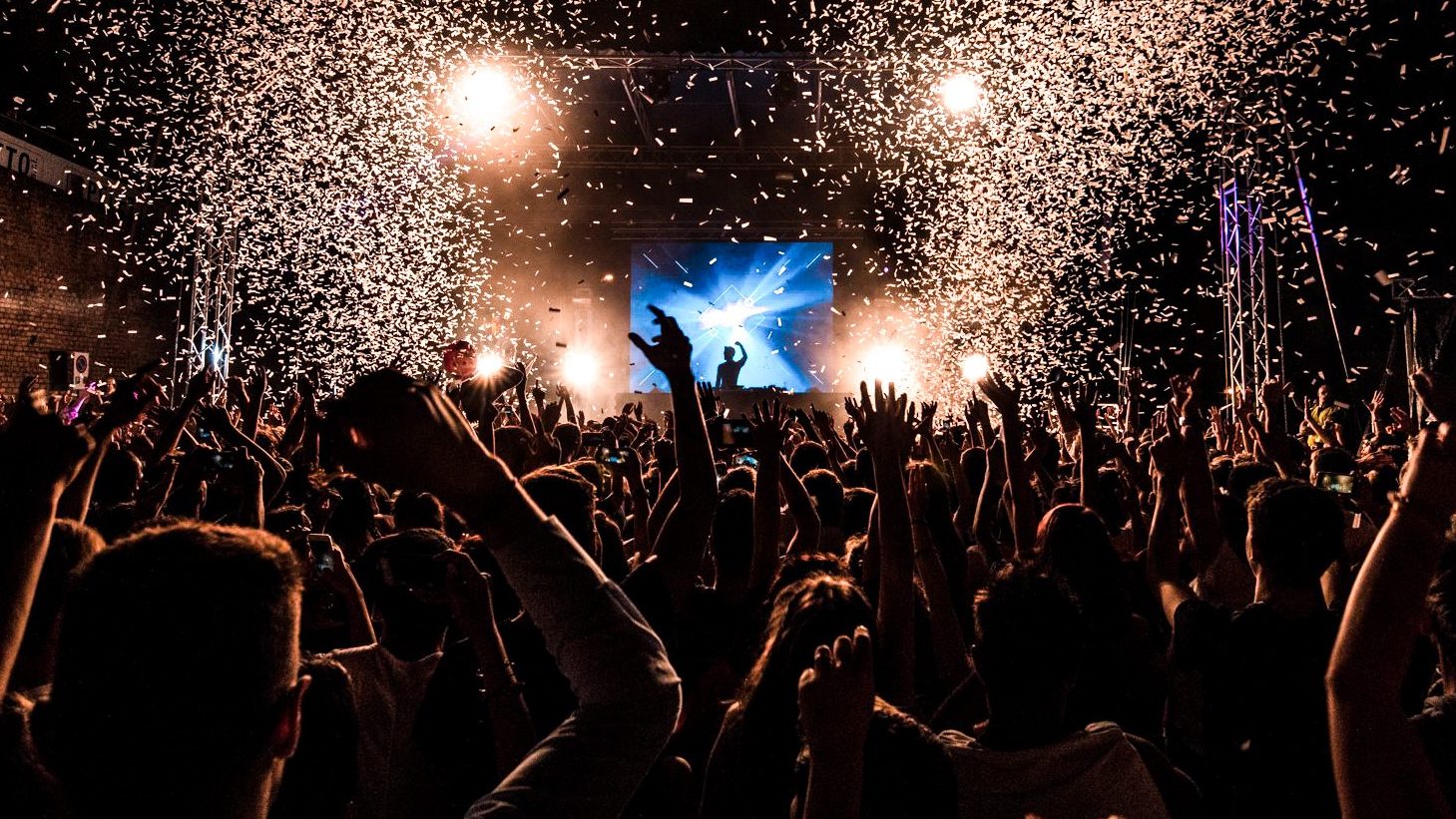 Ferrara illumina la notte con il “Noche de Travesura Party” 1