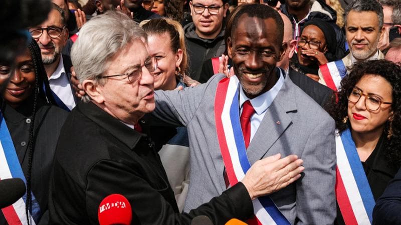 Francia, Saint Denis scende in piazza per sostenere il proprio sindaco contro le offese razziste. 2