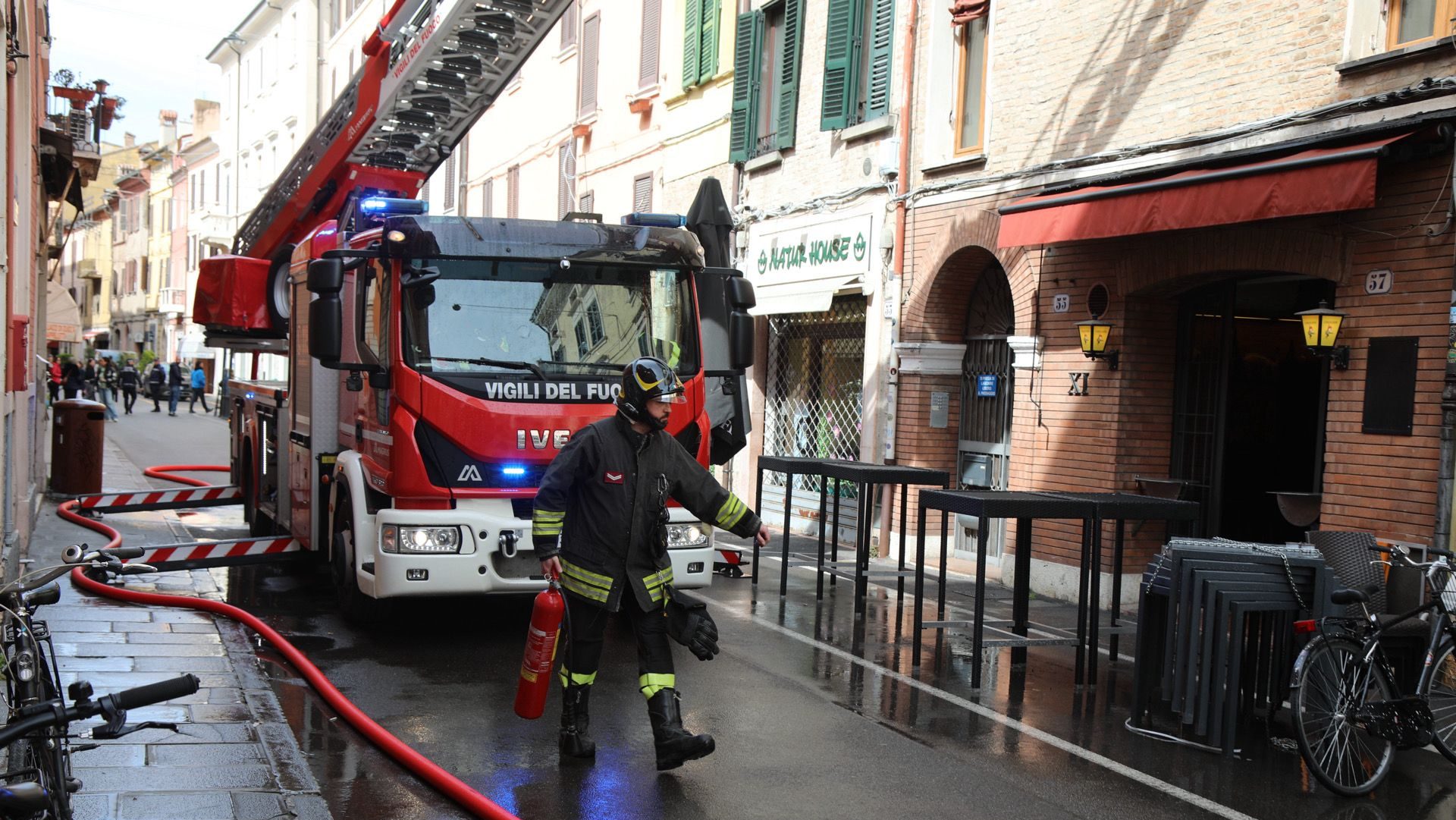 Fumi provenienti dalle cucine di un ristorante, apprensione in via Carlo Mayr 1