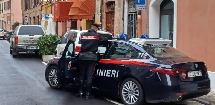 Furto di scarpe con minaccia al commerciante tramite un sasso 1