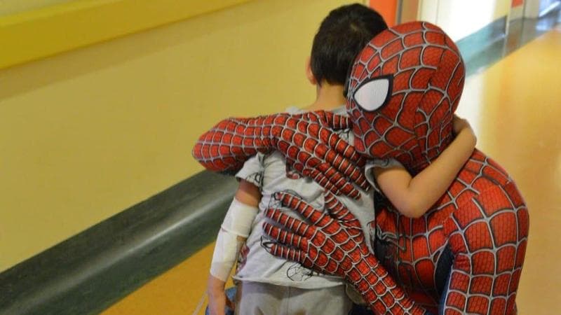 "Ho indossato i panni di Spiderman per i piccoli pazienti. Adesso Tom Holland mi cerca" 3