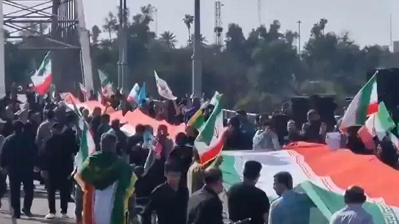 In Iran si formano catene umane per la difesa, seguito dall'annuncio: "Abbiamo trionfato". 3