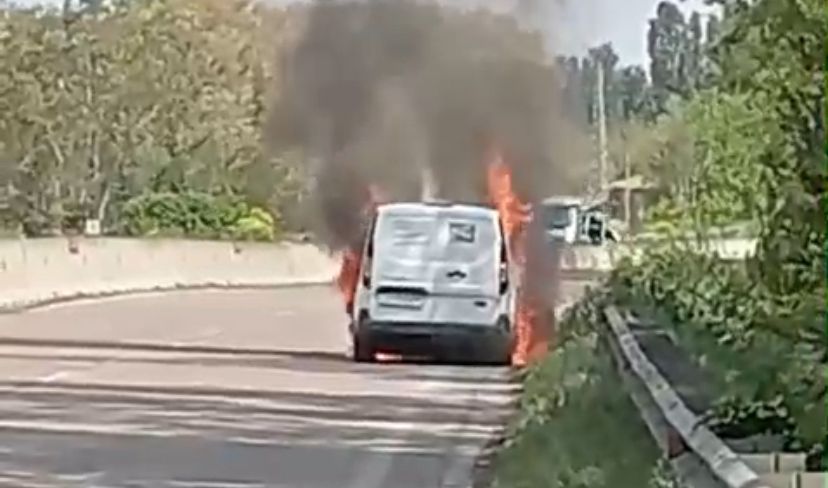 Incendio di un furgone sulla Ferrara-Mare. Intervengono i vigili del fuoco. 1