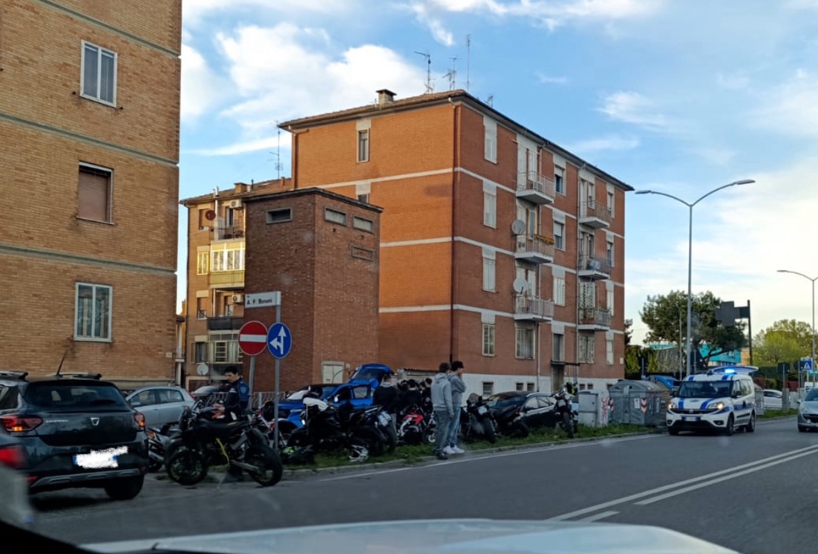 Incidente tra un'automobile e una motocicletta in via Bologna: due ragazzi coinvolti. 1