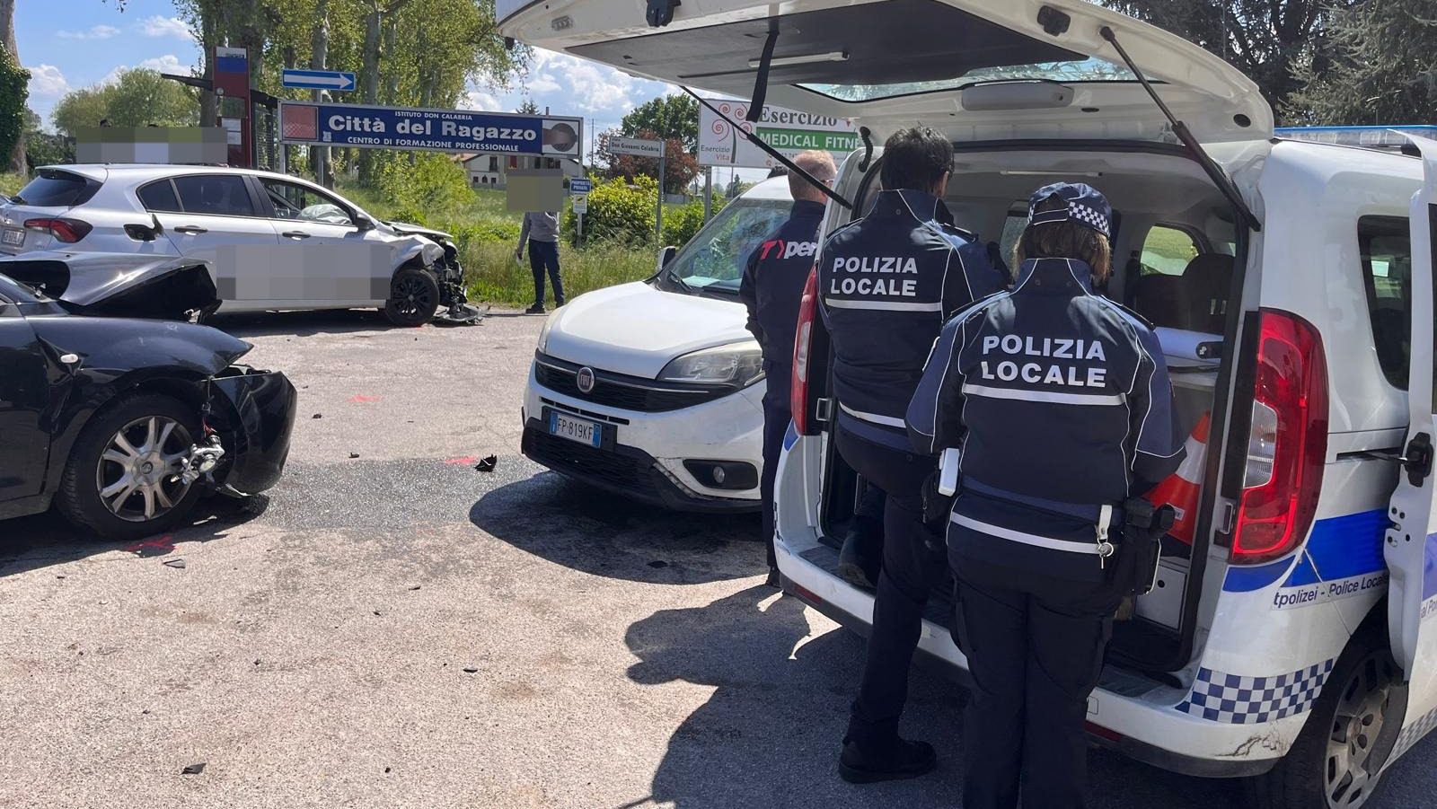 Incidente tra veicoli in via Comacchio. Coinvolto anche il furgone dei verificatori Tper. 1