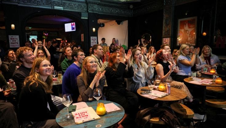 Incontri attraverso PowerPoint: la nuova tendenza del dating si sviluppa nei pub di Londra. 2