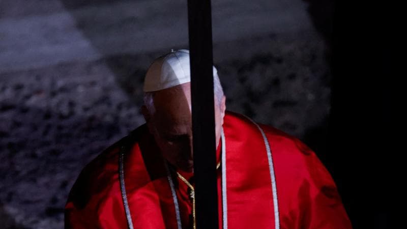 La Via Crucis del Pontefice: “Chi innesca un conflitto dovrà rendere conto a Dio” 2