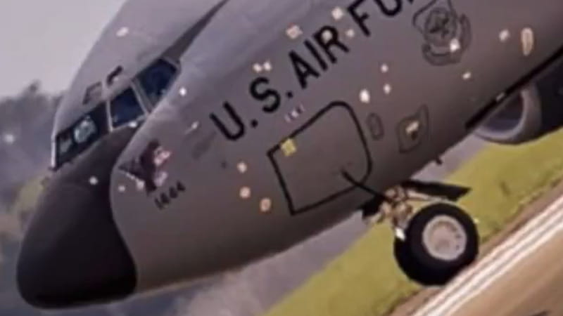 L'aeromobile statunitense carico di "cerotti": emblema dei danni subiti dagli Stati Uniti per mano dell'Iran. 3