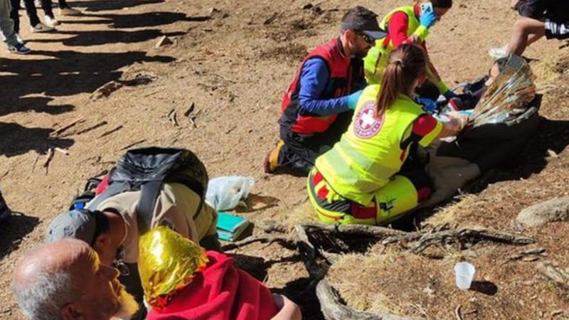 Lago di Braies, cinque visitatori percorrono il ghiaccio che cede e finiscono nelle acque fredde. 2