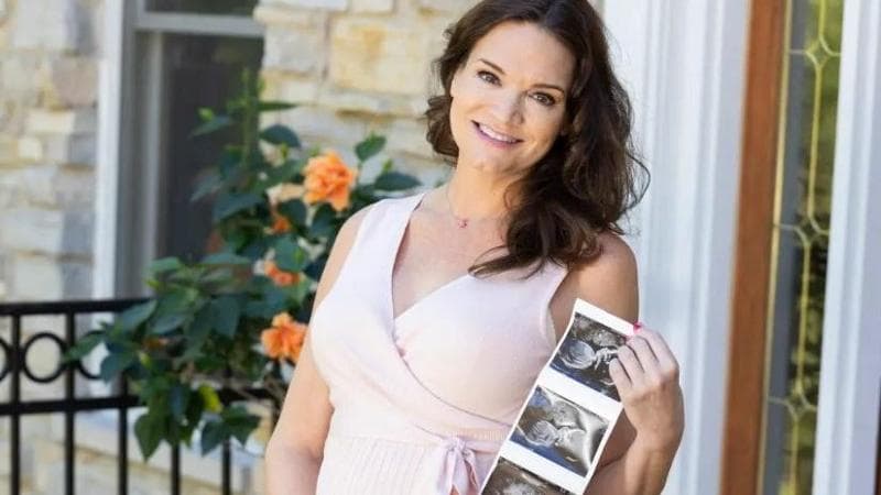 L'attrice statunitense diventa madre a 49 anni grazie allo sperma del marito deceduto dieci anni fa. 2