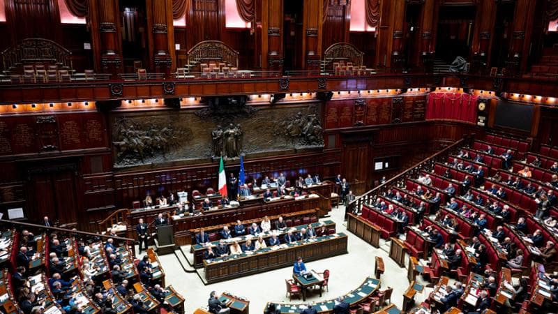 Le normative in esame in Italia per affrontare la dipendenza dai social network e l'influenza degli algoritmi. 2