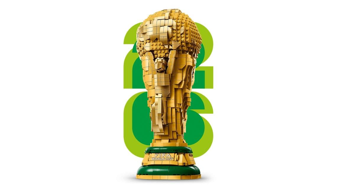 LEGO presenta la riproduzione ufficiale della Coppa del Mondo FIFA composta da 2.842 mattoncini. 3