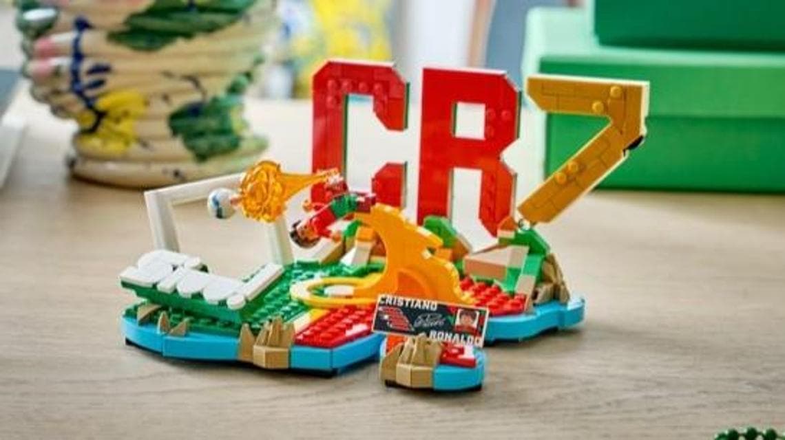 LEGO presenta la riproduzione ufficiale della Coppa del Mondo FIFA composta da 2.842 mattoncini. 6