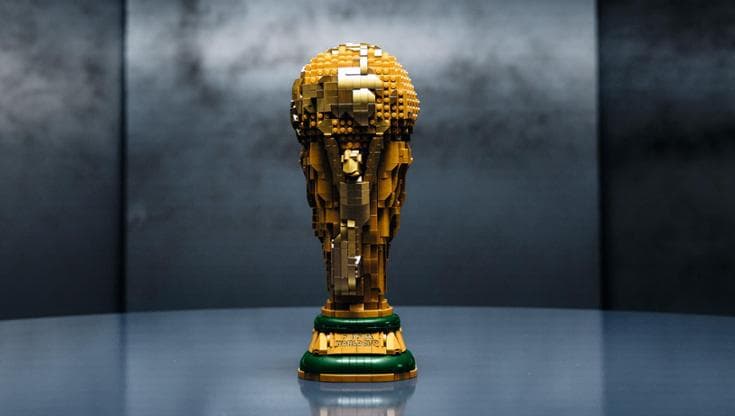 LEGO presenta la riproduzione ufficiale della Coppa del Mondo FIFA composta da 2.842 mattoncini. 2