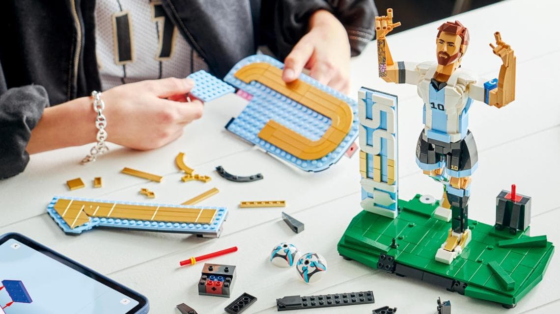 LEGO presenta la riproduzione ufficiale della Coppa del Mondo FIFA composta da 2.842 mattoncini. 5