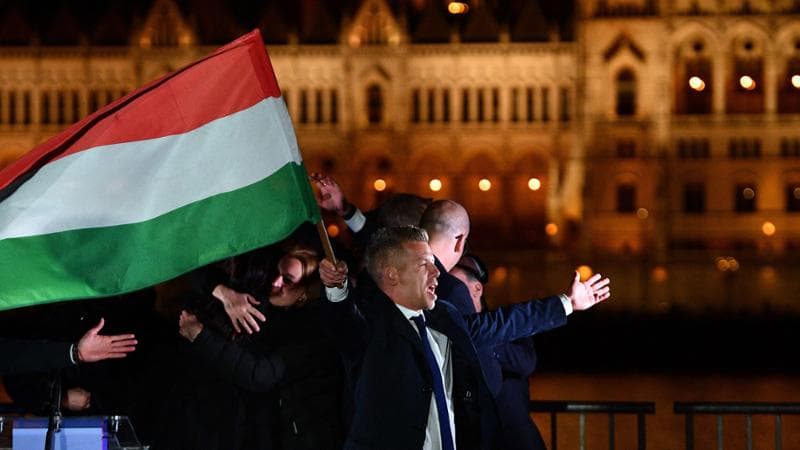 L'imprevisto del passaggio sul palco di Magyar: “Szijjarto è al ministero a distruggere documenti” 2