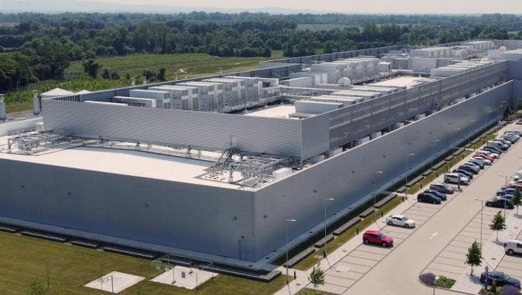 L'Unione Europea respinge le accuse di aver avvantaggiato le grandi aziende tecnologiche riguardo all'impatto ambientale dei centri di elaborazione dati. 2