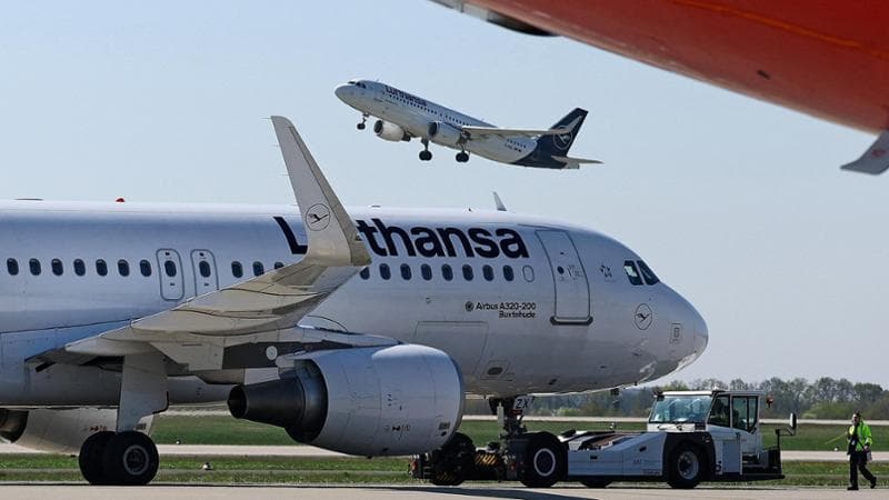 L'Unione Europea: “Rimborso limitato al costo del biglietto per i viaggi annullati”. Lufthansa riduce l'offerta di voli di 20.000 unità. 2