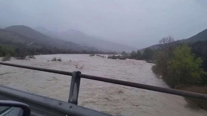 Maltempo, il fiume Osento esonda e la linea ferroviaria lungo la costa adriatica è sospesa. 2